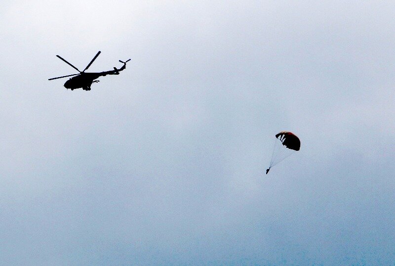 Прыжки с парашютом. Похоже на парашют Д-1-5у, который управлялся. за счастье прыгнуть с ним вместо "дуба". Фото из свободных источников.