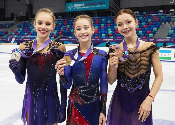 Все три девушки на подиуме прыгали больше одного четверного