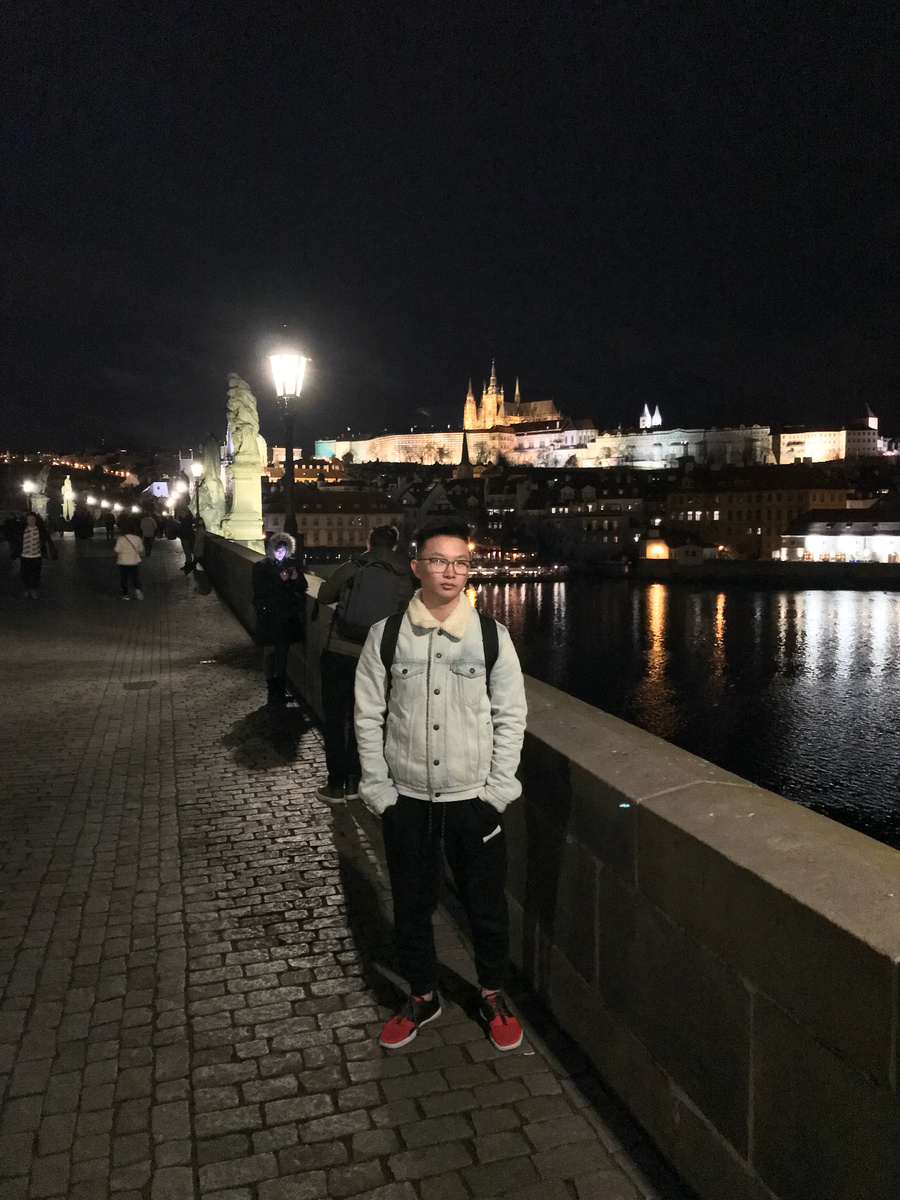 Я на знаменитом Карловом Мосту в свой первый день в Праге