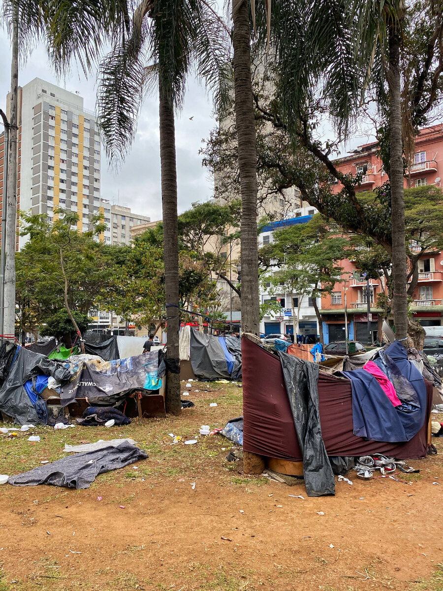 Обратите внимание на контраст — на заднем фоне высотные дома, это самый центр города.