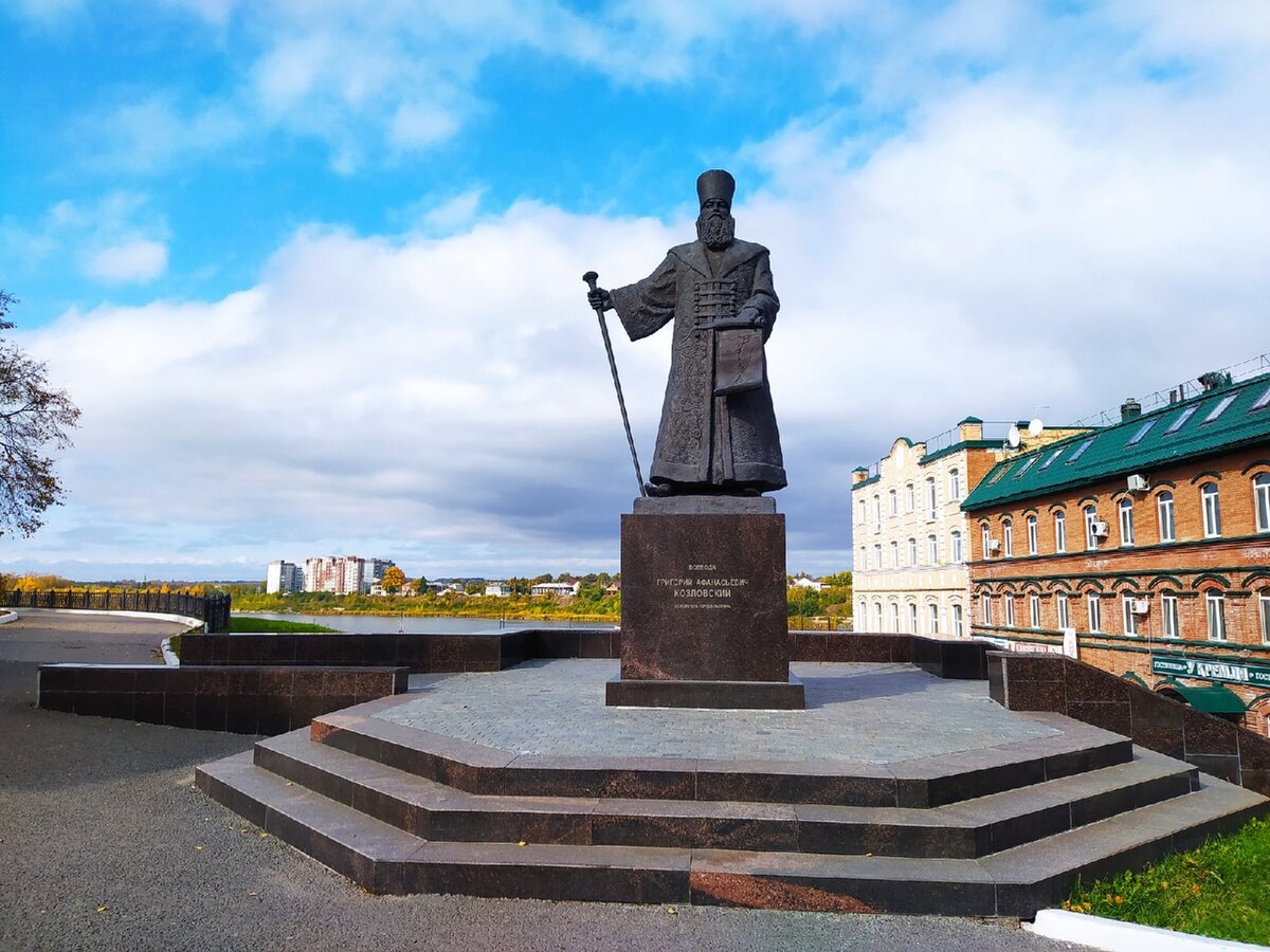 Сегодня в Сызрани на Кремлевском Холме установлен памятник основателю города воеводе Григорию Козловскому, фото из личного архива