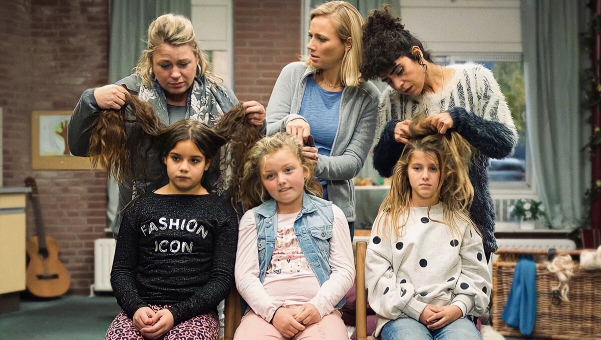 Кадр из сериала «Мать вшей»