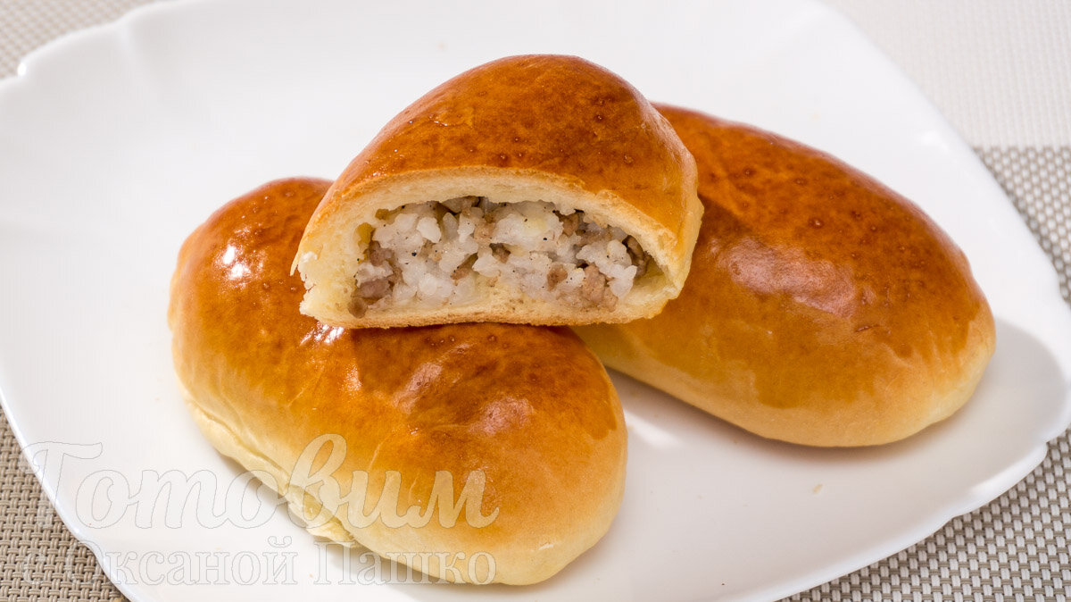 Пирожки с рисом и яйцом в духовке и жареные, 8 рецептов приготовления с фото на paraskevat.ru