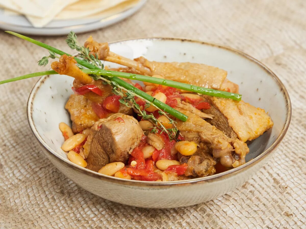 Жаркое из гуся. Гусь тушеный кусочками мягкий. Гусь тушеный кусочками в мультиварке. Гусь тушеный кусочками. Гусь в скороварке с картошкой.