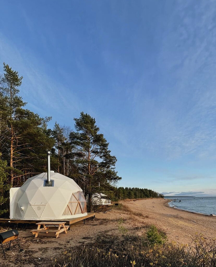 Гео-купола с видом на Финский залив. Фото: @mytree.camp/социальная сеть Instagram