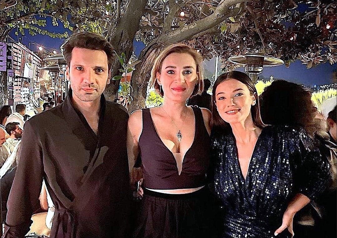 Сценарист Сема Эргенекон с исполнителями главных ролей на съёмках сериала