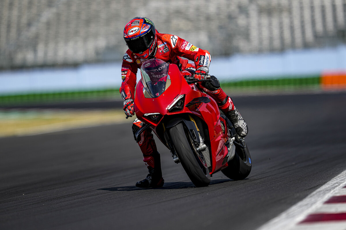 Торможение Panigale V4 S 2022 модельного года на гоночной трассе