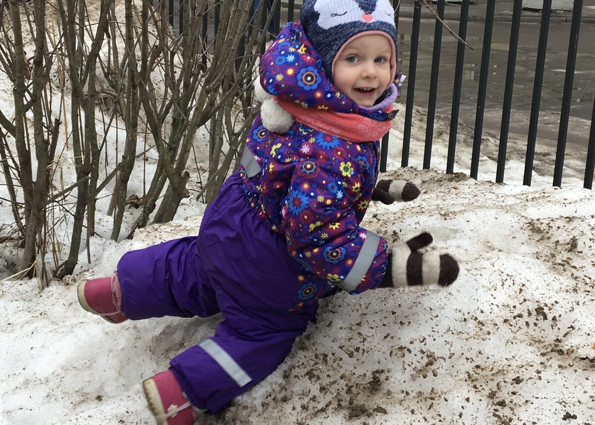 Для сравнения: так частенько выглядит снег около нашего дома в СПб