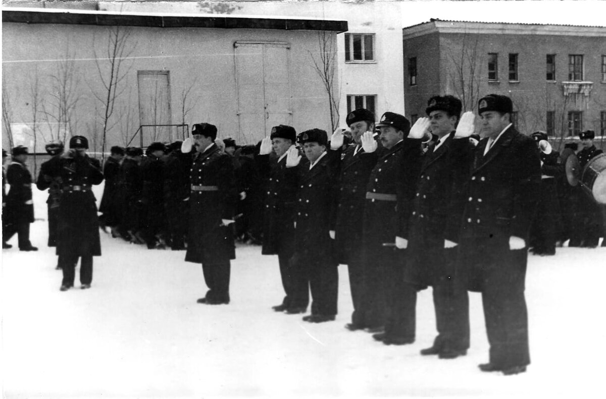 Парад принимает ректорат МВИМУ во главе с ректором Панченко, командует парадом начальник ОСО Туманов.