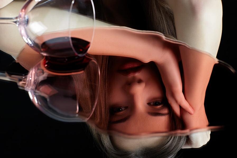 Девушка с вином. Женщина с бокалом. Фотосессия с вином. Женщина пьет вино. Глоток главный