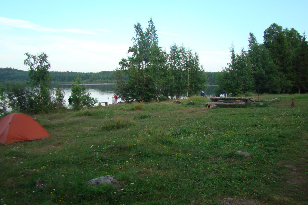 Палаточные лагеря в километре от монастыря.
