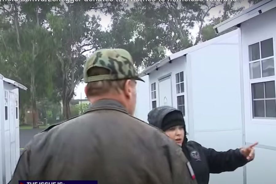 Бойкая женщина порывается открыть дверь, чтобы показать строение внутри.