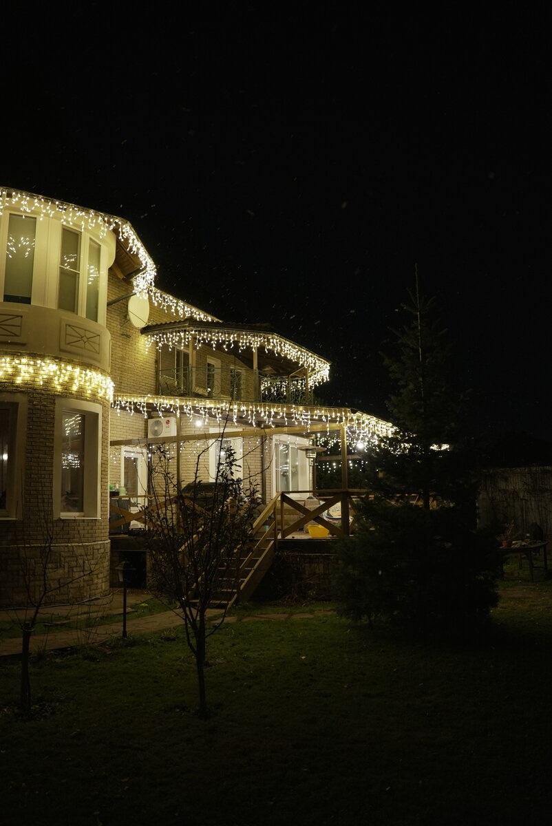 Новогодняя иллюминация входной группы и балкона 