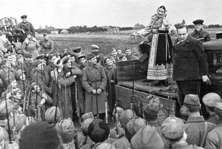 Фото 1941 год. Михаил Гаркави и Лидия Русланова на фронтовом концерте. 