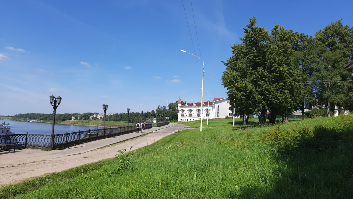 Набережная Углича. Отель "Углич"