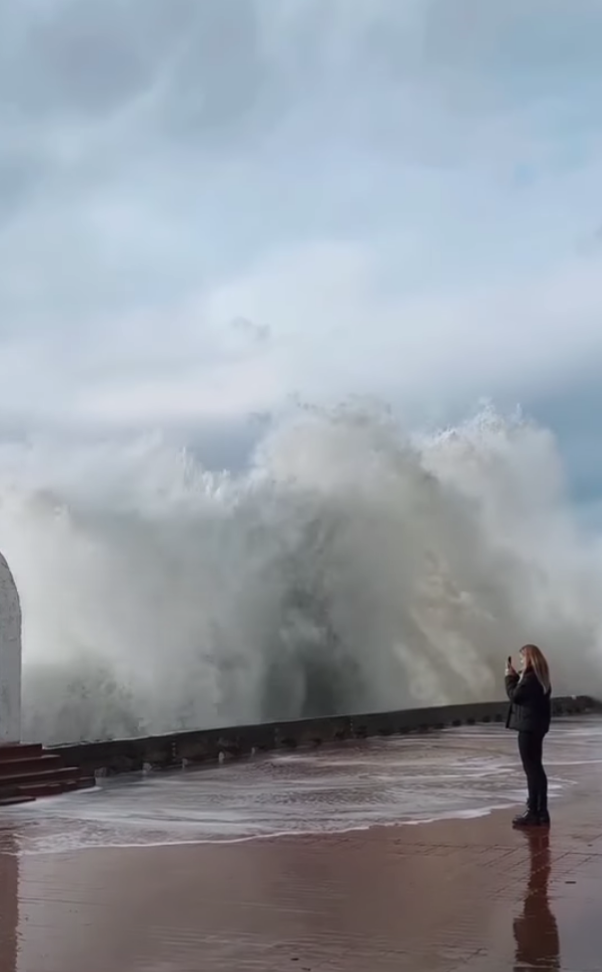 Типичный Сочи море штормит