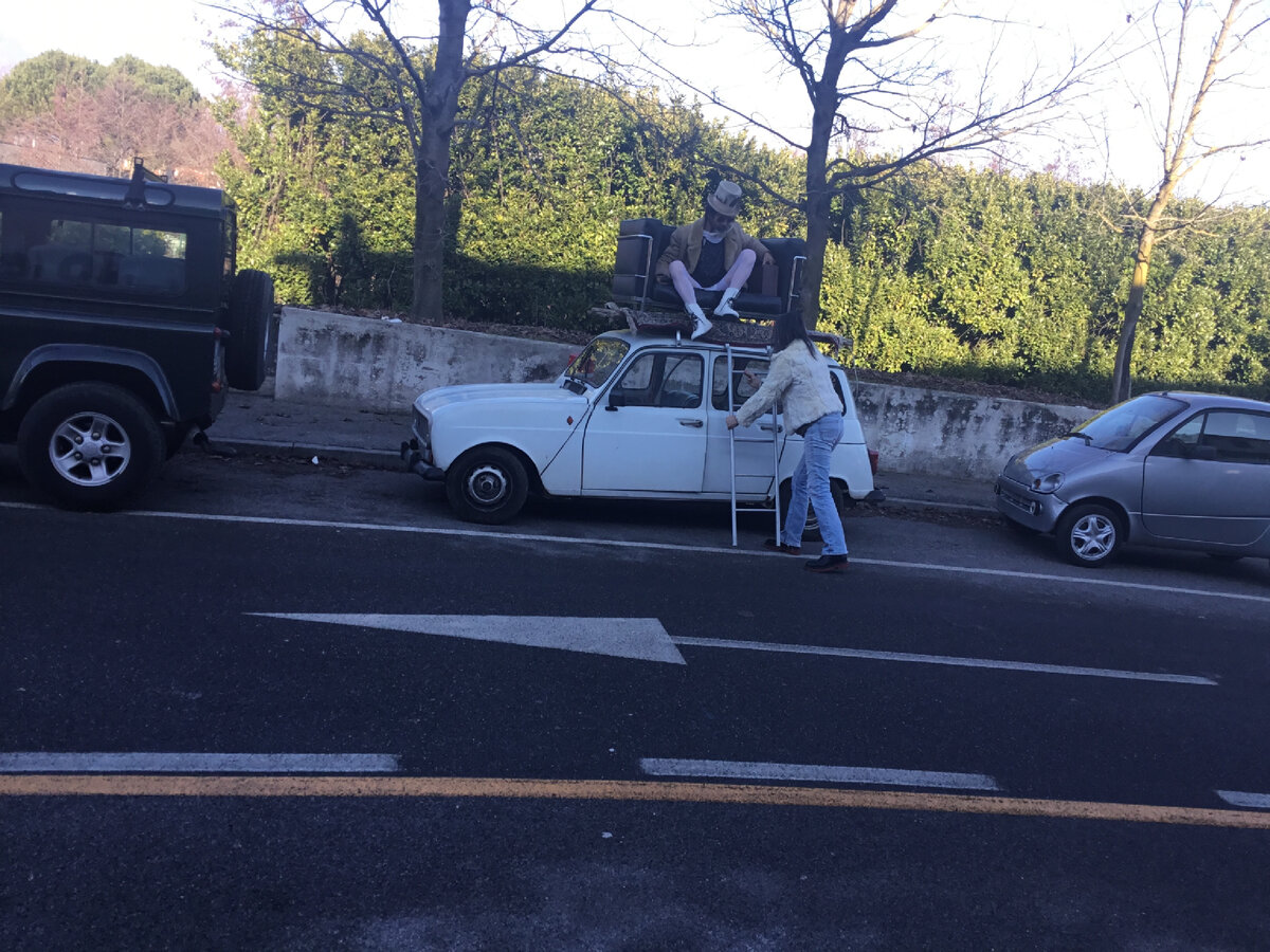 Дама сердца нашего друга помогает ему сойти с дивана. Не думаю, что всю дорогу он ехал на крыше своего автомобиля. Думаю, приехав, пересел наверх в ожидании открытия нашего магазина. 