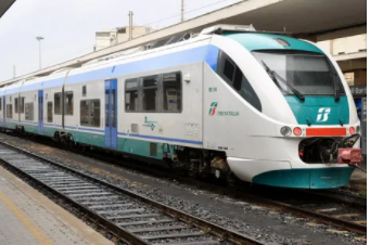 Пригородный итальянский поезд. Они бывают такими, или старыми, или новыми, даже двухэтажными. Есть Regionale (R) и  Regionale Veloce(RV) (более быстрые). В общем, это разношерстный, но вполне удобный транспорт для передвижения по провинции.