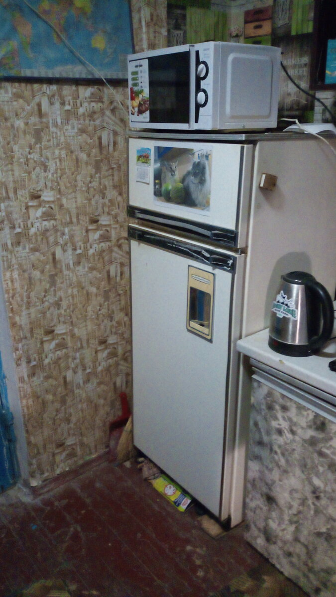 Виновник моих бессонниц и кошмаров, но слишком родной и любимый, чтобы опустить. Сорокалетний мамонт с раздатчиков напитков (нерабочим, естественно, мы ж не такие мажоры)