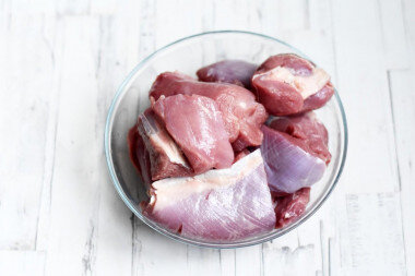 ШАГ 2:
Бедро индейки вымойте, обсушите и нарежьте крупными кусками. Если у вас не просто филе, а бедро с костью и кожей, предварительно удалите кожу и вырежьте кость.