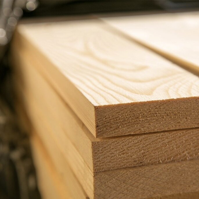 Калиброванная доска — это доска с гладкой поверхностью, обработанная со всех сторон. Дом, построенный из этого материала прослужит долгие годы.  
❓ В чем ценность калиброванной доски?
▪️ высокая точность подгона. Доска тщательно обрабатывается, что позволяет получить эталонный пиломатериал. Точность обработки ускоряет строительство, т.к. строителям проще делать каркас и не тратить время на подгонку. Это также влияет и на качество отделки дома: идеально подогнанный каркас имеет высокий уровень надежности.
▪️ влагоустойчивость. Дом, построенный из калиброванного материала, в несколько раз более устойчив к влажности и погодным условиям. 
▪️ широкий ассортимент. Можно подобрать определенный сорт пиломатериала под определенные задачи.
▪️ экологичность. Маиериал изготавливается из цельной древесины сосны и ели без применения химических средств. 
▪️ внешние качества. Использование доски в изготовлении мебели и напольных покрытий.
▪️ отсутствие деформаций.
▪️ подходит к использованию в разных климатических зонах.

Из существующего обилия древесных пиломатериалов популярностью пользуется калиброванная доска, обладающая рядом положительных характеристик. Широко используется в разных отраслях деятельности