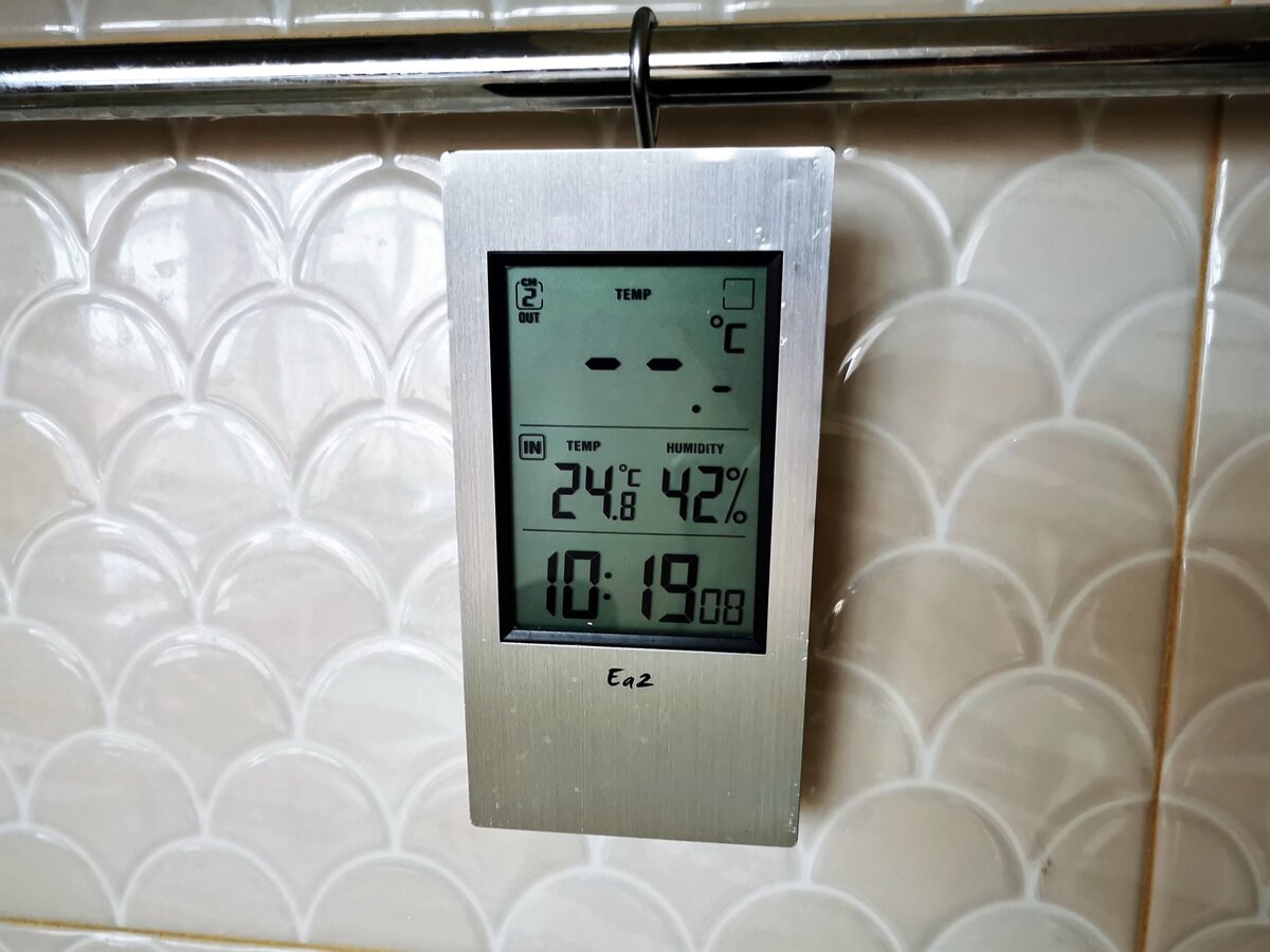 Но не каждый имеет специальный прибор для измерения влажности – гигрометр. Фото автора