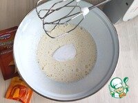     В миску добавить яйцо (1 шт.) и сахар (50 гр.). Взбить смесь до бела и полного растворения сахара. В отдельной миске соединить все сухие ингредиенты: муку (270 гр.), разрыхлитель (1ч. ложка), ванилин (1/3 ч. ложки). Сухие ингредиенты перемешать.