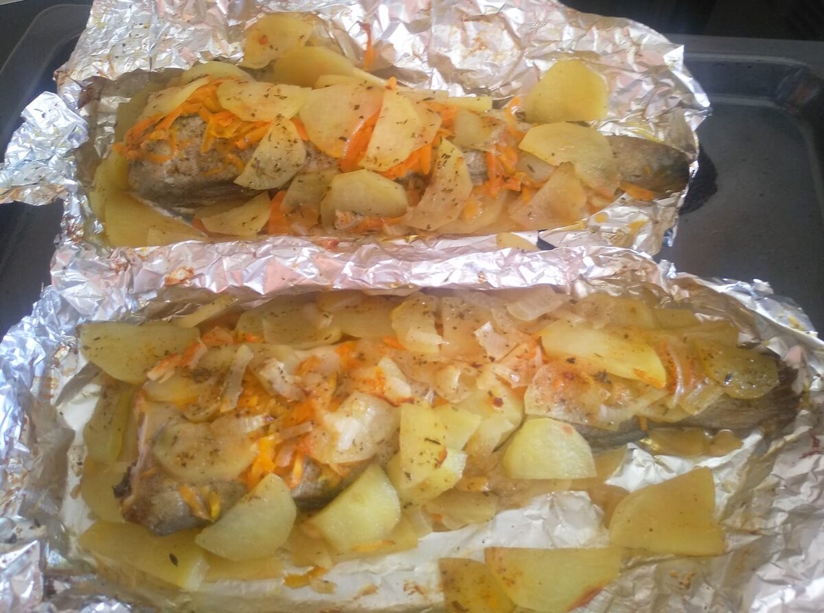 Две трески запечённые с овощами, в фольге. 