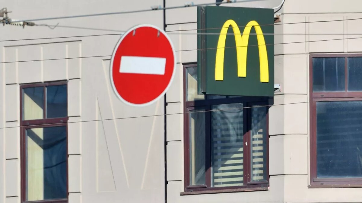 McDonald's временно закрывает все свои рестораны в российском сегменте.