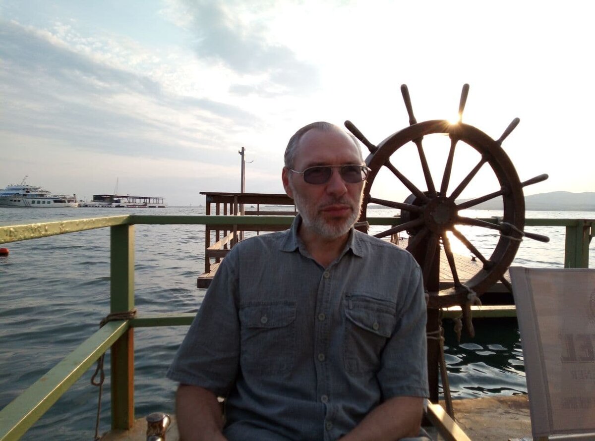 Михаил Лекс, автор рассказа и канала: «Как стать счастливым?» Геленджик, Чёрное море