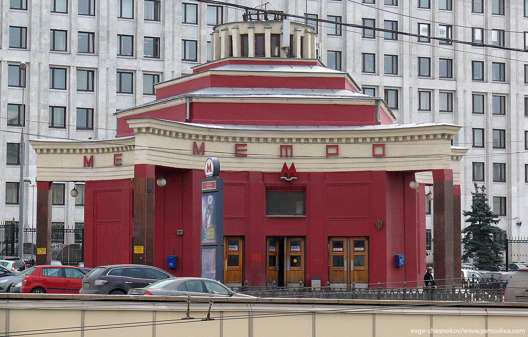 Арбатская видео. Театр метро Арбатская. Здание у метро Арбатская. Старый Арбат станция метро. Станция Арбатская на улице.