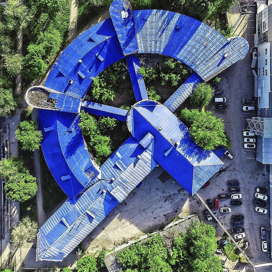 Самарская фабрика-кухня в виде серпа и молота (1932 г.)