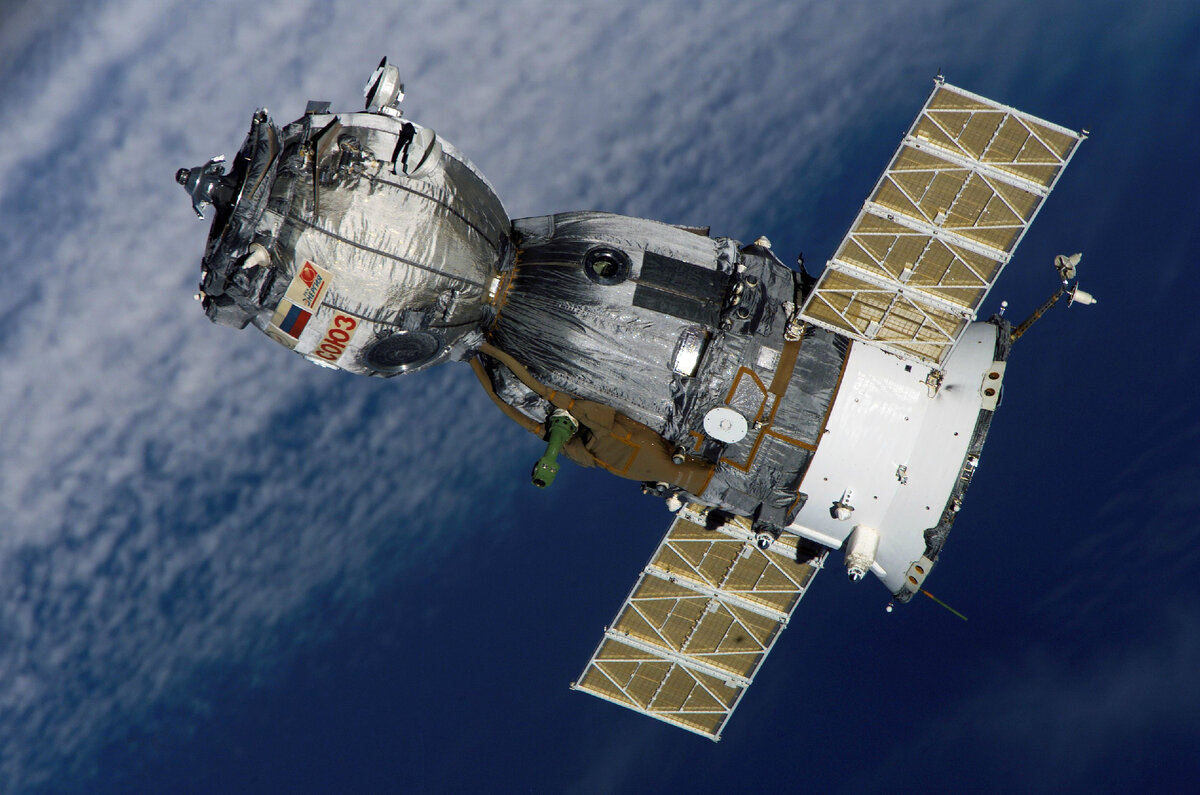 Фото: Imgur / Космический корабль Союз на подлете к МКС
