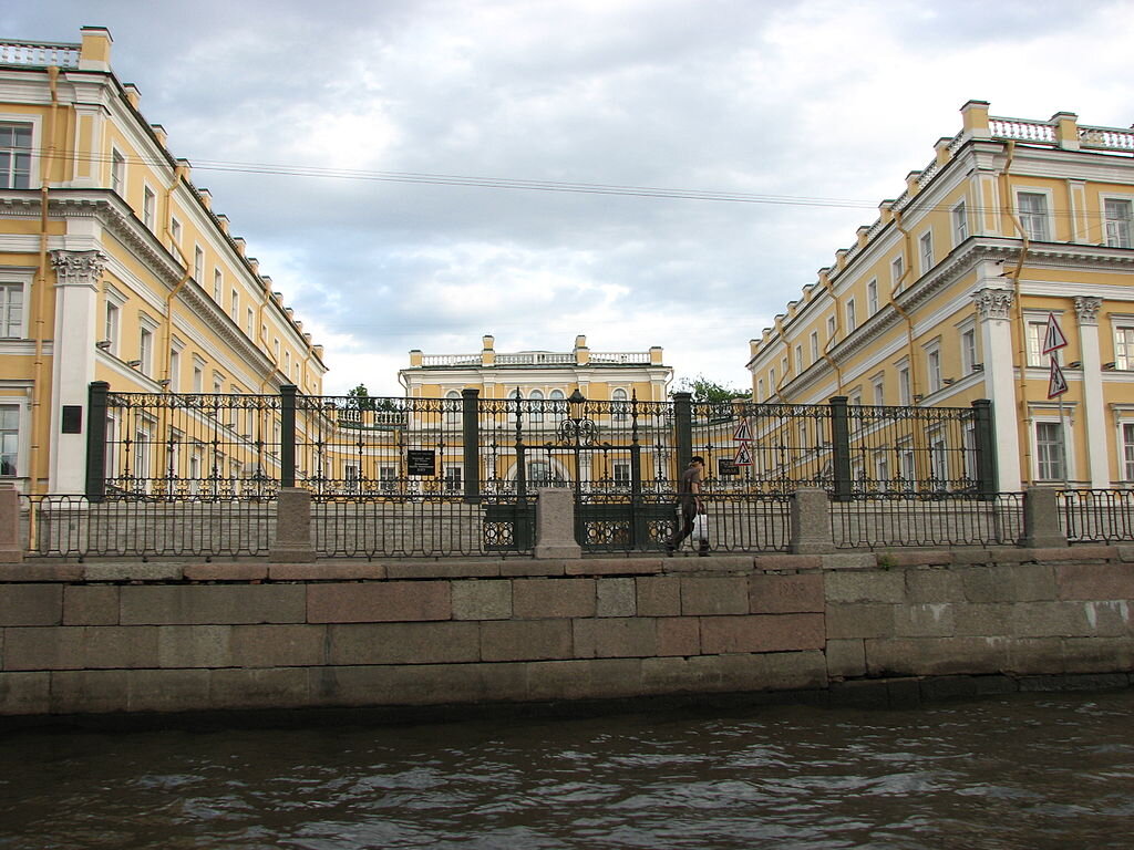 Вид на дом с реки