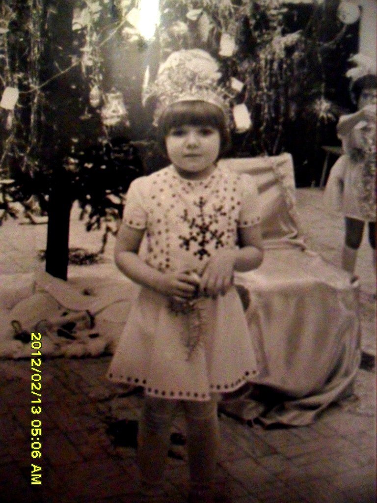 1981 год, я в костюме Снежинки, заботливо сшитым мамой :)