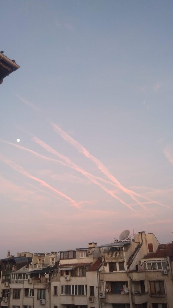 Летнее вечернее небо. Вид с балкона.