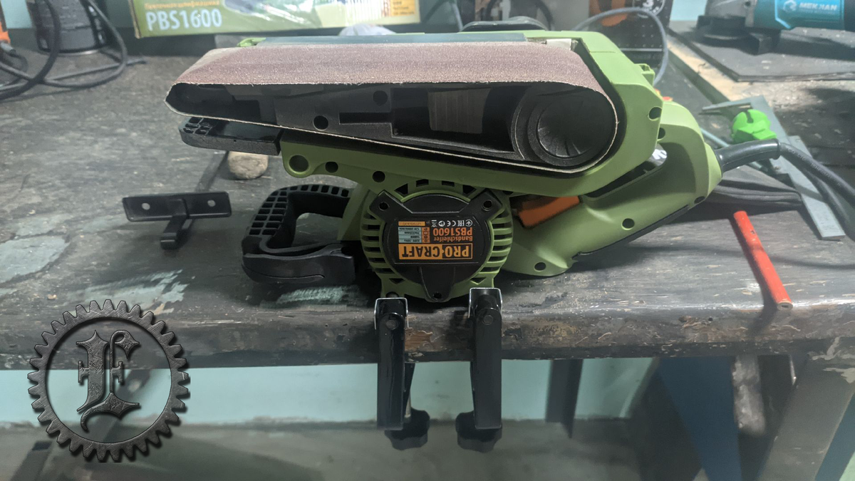 Крепление ленточной шлифовальной машины Procraft PBS1950 к столу