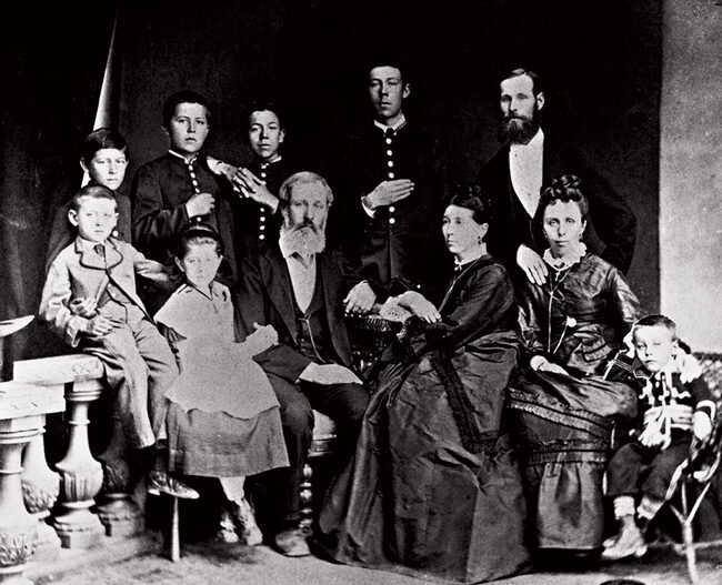 Семейный портрет. Антон - второй слева во втором ряду. Таганрог, 1874 г. (Источник - интернет)