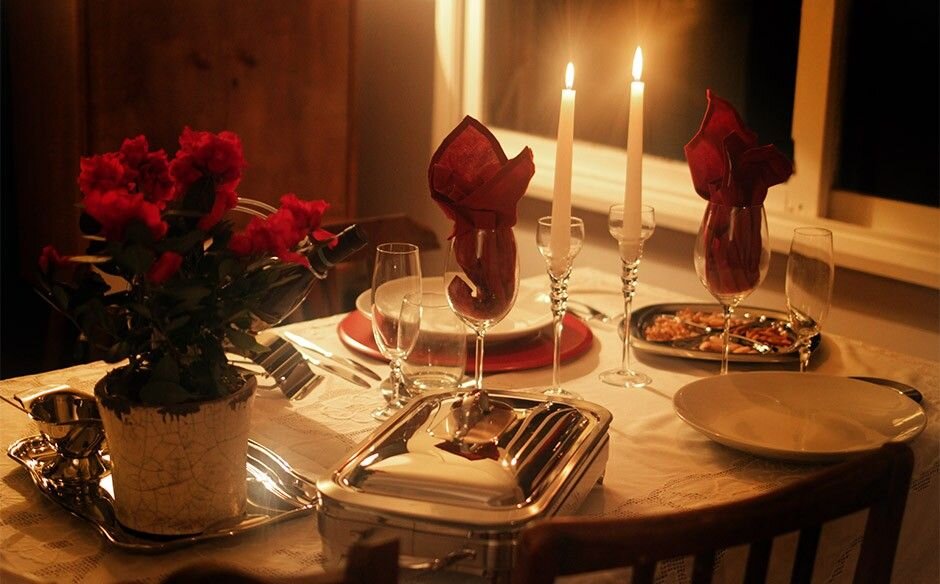 Ужин на полу. Романтический стол. Романтический ужин при свечах. Красивый романтический стол. Стол для романтического вечера.