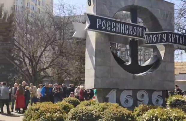 Кадр прощания с крейсером "Москва" в Севастополе.