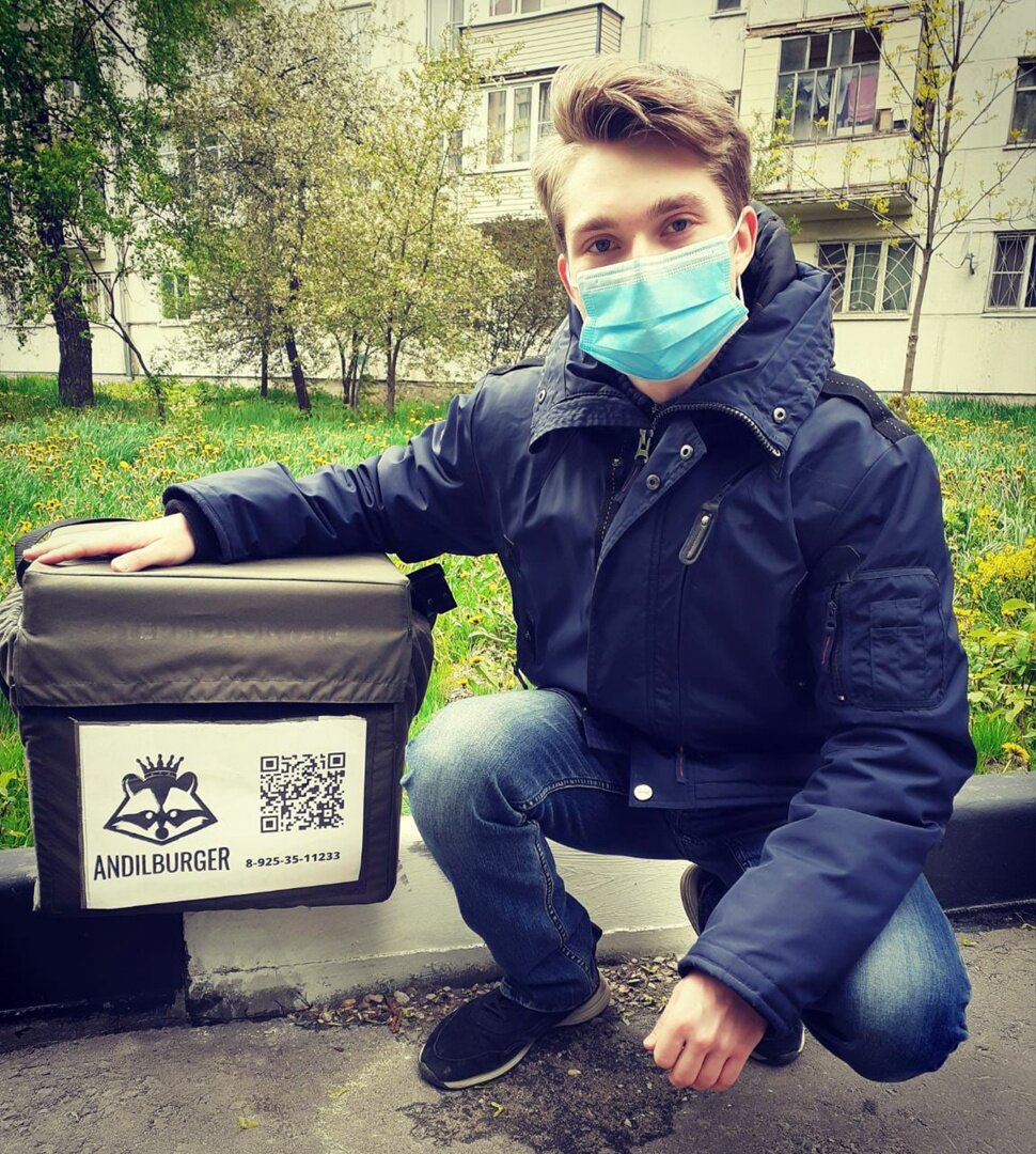 Как раз все сидели на карантине и я с этим ящиком бегал доставлять бургеры. Илья Ермилов 