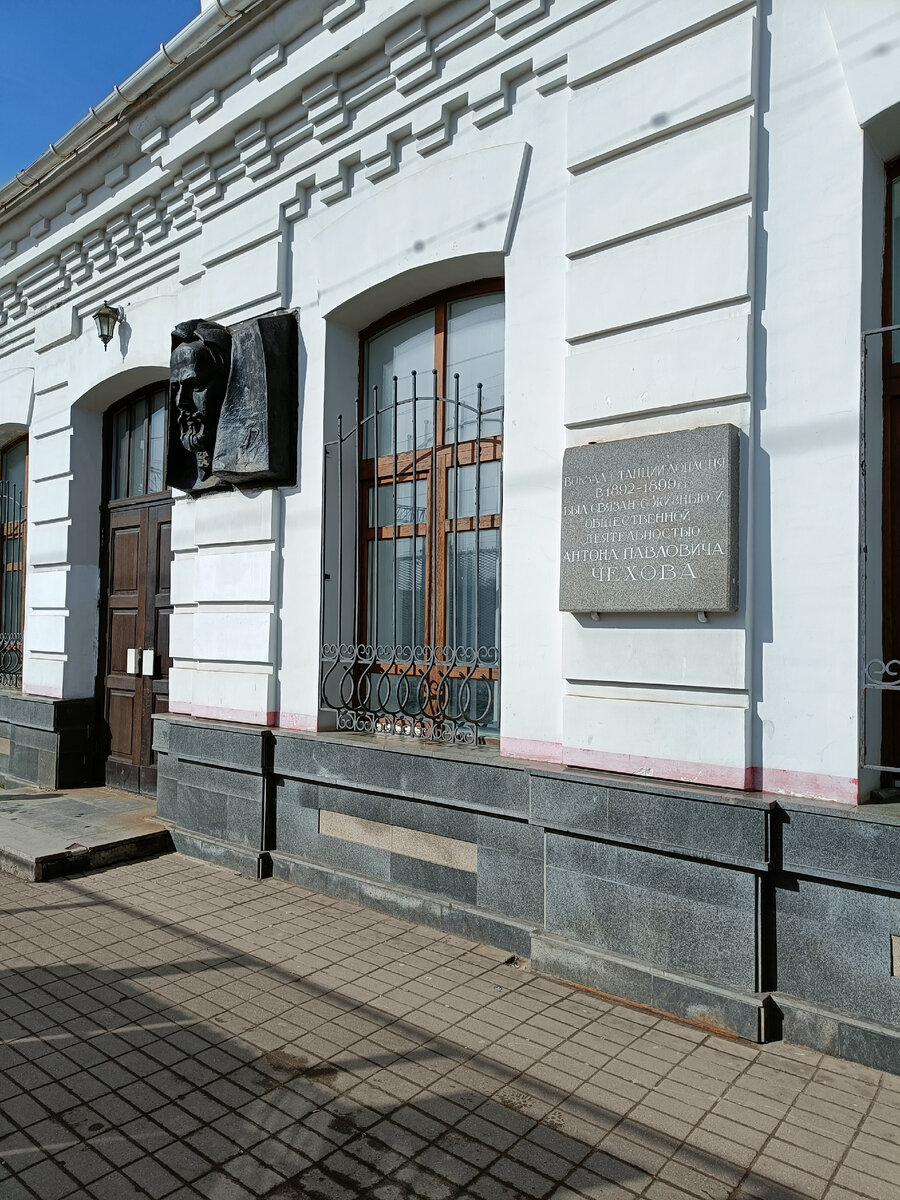 Памятная табличка на здании вокзала