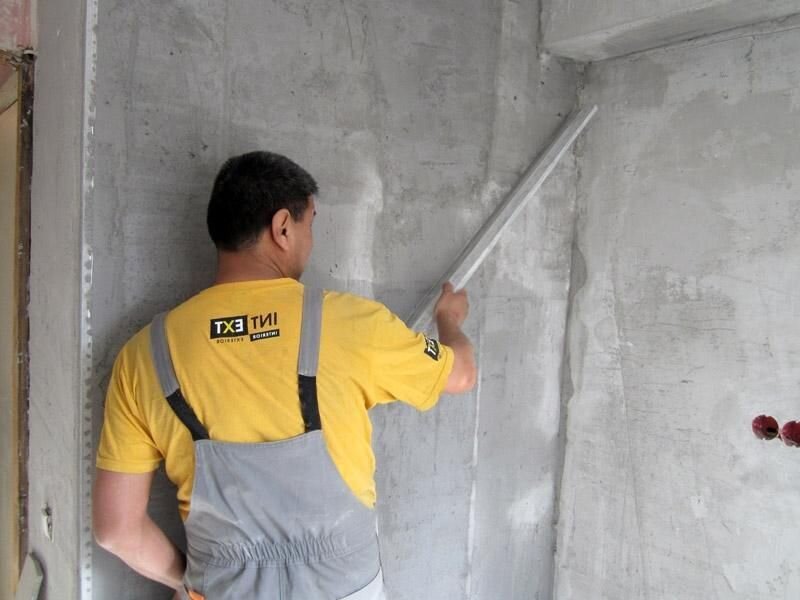 Гипсовые штукатурки составы хорошо выравниваются, потому что обладают высокой пластичностью. При наличии опыта и подготовки получается достаточно ровная поверхность даже при ручном нанесении на которую можно клеить обои. Одна из самых популярных гипсовых штукатурок для ручного нанесения — Кнауф Ротбанд очень эластичная и хорошо выравнивается. При правильном выполнении работ можно клеить обои на Ротбанд без шпаклевки.