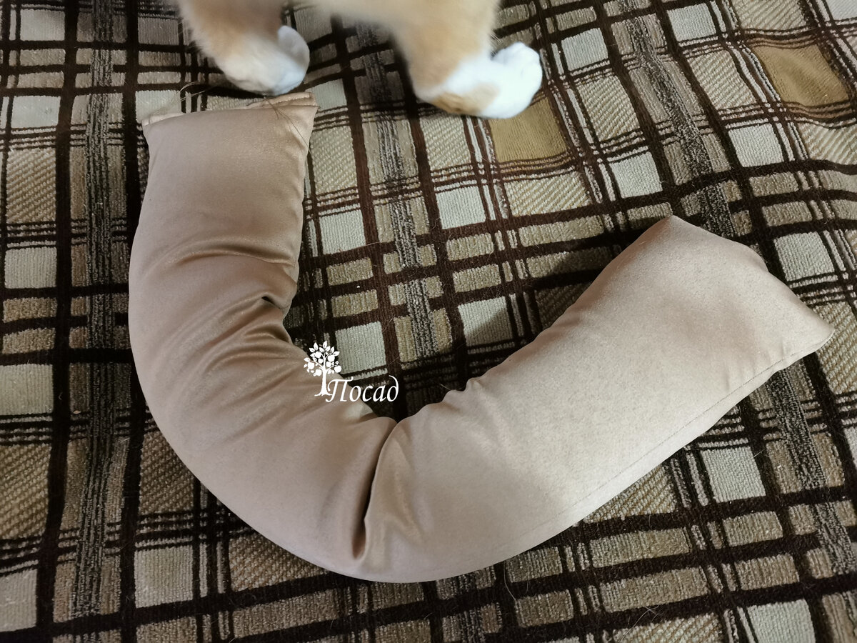 Плотность набивки должна быть такой, чтобы колбаса складывалась в колечко, или сгибалась (длина моей - 70 см, для колечка коротка, но она сгибается). Только сейчас заметила, что  котик поучаствовал в фотосессии. Куда же без него, или мордочку сунет в кадр, или лапки ))).