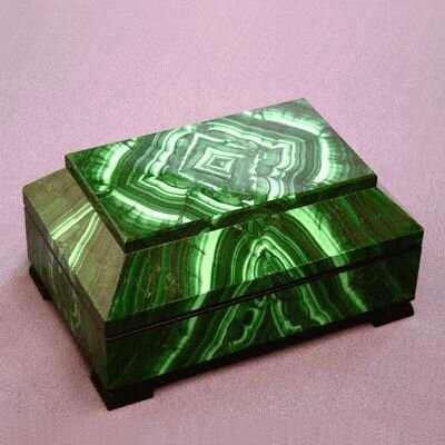 Так, девушки, родившиеся в первой декаде (с 24 октября по 2 ноября), должны в качестве талисмана рассматривать для себя такие природные минералы: аметисты, гематиты, горные хрустали, малахиты, тигровый глаз, яшму, змеевик. Для каждого из этих камней характерна прозрачность и высокая твердость.