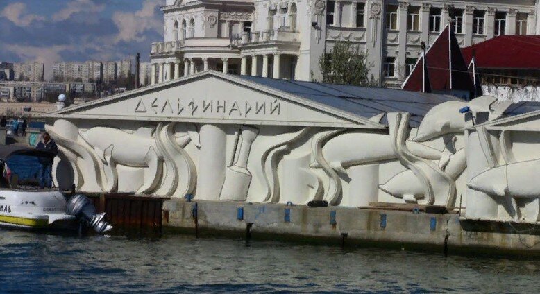 Дельфинарий на набережной Корнилова в Севастополе