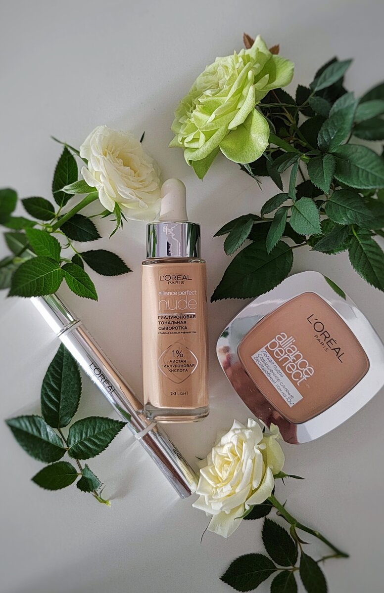 Тональная гиалуроновая сыворотка Alliance Perfect Nude, ухаживающий консилер-крем True Match и пудра с минеральными компонентами Alliance Perfect. 