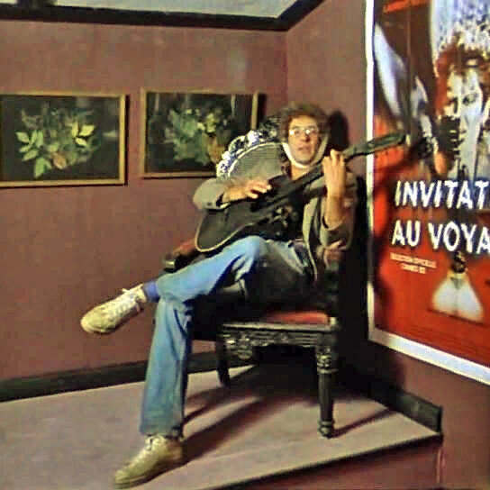 Кино не для всех... Интертекст в кино, как и не в кино - и в литературе, и в наших земных резговорах - это всегда или повод к поиску вторых третьих... сотых смыслов, или просто-свидетельство времени (в науке это называется "принцип историзма"). Но всегда интертекст - это повод удивиться, расматывая клубок кульурологических намёков. Вот интересный пример.
Все помнят чудесный фильм про Мэри Поппинс. Уверена - помнят все. И вот эту песенку про 33 коровы:"... Ведь молочная диета благотворна для поэтов, если им всего 6 лет...", которую поёт господин Эй голосом Павла Смеяна, тоже помнят все. А поёт он её под постером фильма из списка "Кино не для всех" под названием "Приглашение в путешествие" режиссёра Питера Дель Монте. Фильм" Приглашение в путешествие" снят им в 1982 году. Название фильма Монте - это и название стихотворения Шарля Боодлера "Приглашение в путешествие", которым режиссёр, собственно, и вдохновился:
"Голубка моя,
Умчимся в края,
Где все, как и ты, совершенство,
И будем мы там
Делить пополам
И жизнь, и любовь, и блаженство.
Из влажных завес
Туманных небес
Там солнце задумчиво блещет,
Как эти глаза,
Где жемчуг-слеза,
Слеза упоенья трепещет..."
По сюжету фильма, в паре влюблённых (они же брат и сестра-близнецы) погибает девушка-певица - погибает в молочной ванне от электрического разряда. Влюблённый брат упаковывает (пардон за мой французский) сестру в футляр и ездит с ним по городам и весям, а в пути пьёт то самое молоко, в котором умерла его сестра. И в результате сам в неё перерождается.
Фильм "Мэри Поппинс" снят через год после фильма "Приглашение в путешествие", и его герой-неформал распевает под афишей "Приглашения в путешествие" песенку о пользе молочка... О времена! О нравы!