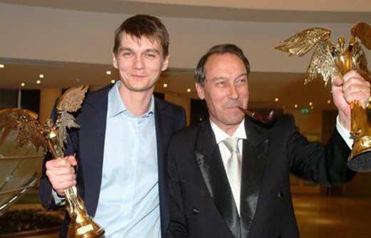А это уже 2003 г. Сын получает "Нику", как режиссер за фильм "В движении", а отец за лучшую мужскую роль в фильме "Любовник".