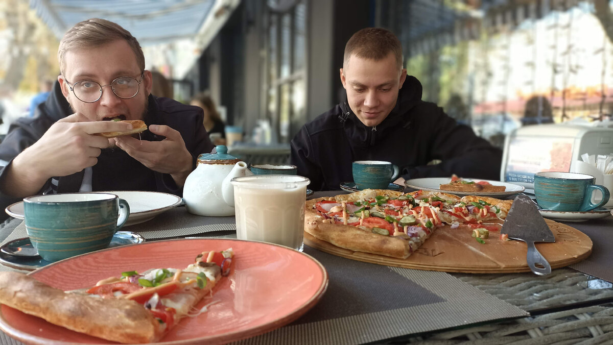 Старший, тот который жуёт:)